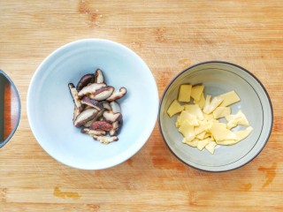 10、花样面条——蒜香排骨芝士意面(红酱时蔬版~),泡好的香菇切片，芝士撕成片备用，