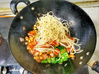 14、花样面条——蒜香排骨芝士意面(红酱时蔬版~),最后放入西兰花，煮好的意面，拌匀，加少许食盐调味，