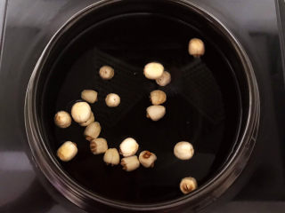 6、银耳莲子红枣汤,把饺子放入砂锅，加入温水，大火烧开后小火慢煲60分钟