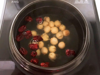 8、银耳莲子红枣汤,加入无核金丝小枣