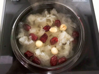 11、银耳莲子红枣汤,大火烧开后小火慢煲20分钟