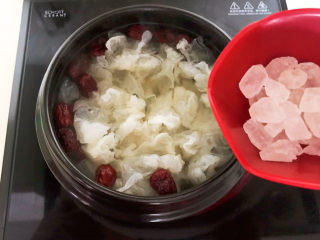 10、银耳莲子红枣汤,加入冰糖