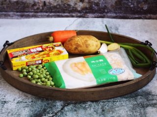 1、咖喱土豆鸡丁饭,准备好食材。