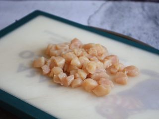 3、咖喱土豆鸡丁饭,将鸡小胸切成丁。