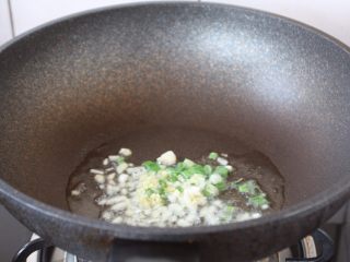 7、咖喱土豆鸡丁饭,热锅凉油,放入葱姜蒜,炒出香味。