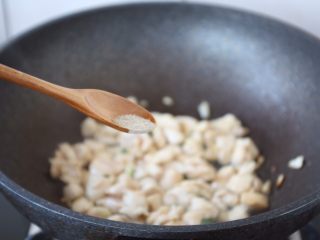 9、咖喱土豆鸡丁饭,放入少许的白胡椒粉。