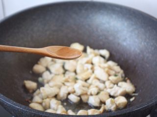 10、咖喱土豆鸡丁饭,烹入1小勺的白糯米酒。