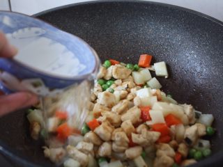 12、咖喱土豆鸡丁饭,倒入2小碗的水,将食材翻炒均匀。