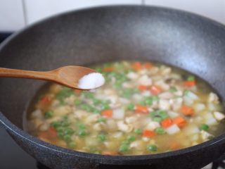 14、咖喱土豆鸡丁饭,放入适量的盐调味。