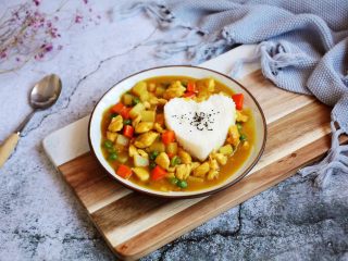 18、咖喱土豆鸡丁饭,盛上咖喱土豆鸡丁,美味可口的咖喱土豆鸡丁饭就可以开吃了。