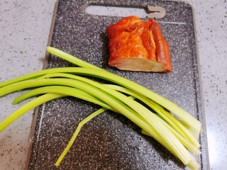 1、芹菜炒腊肉,准备食材