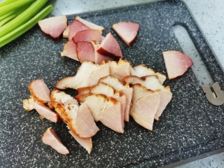 2、芹菜炒腊肉,腊肉切片