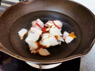 3、芹菜炒腊肉,冷水入锅