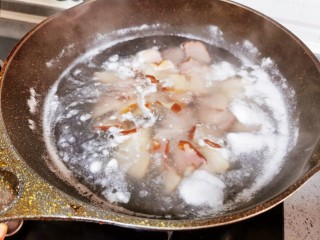 4、芹菜炒腊肉,煮沸后改小火煮8分钟
