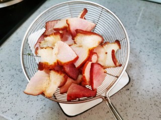 5、芹菜炒腊肉,捞出控水备用