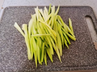 6、芹菜炒腊肉,芹菜切段