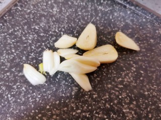 7、芹菜炒腊肉,大蒜切片