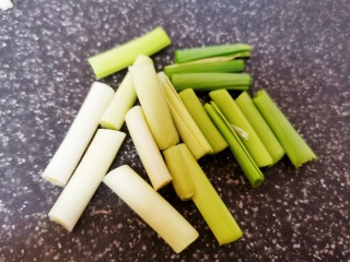 8、芹菜炒腊肉,蒜苗切段