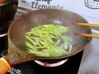 11、芹菜炒腊肉,翻炒均匀