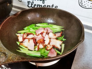 12、芹菜炒腊肉,放入煮熟的腊肉