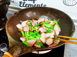13、芹菜炒腊肉,快速翻炒均匀