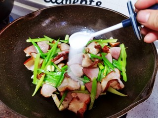 15、芹菜炒腊肉,加入盐