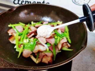 16、芹菜炒腊肉,鸡粉