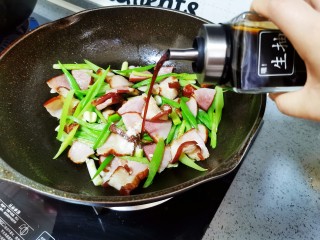 17、芹菜炒腊肉,生抽调味