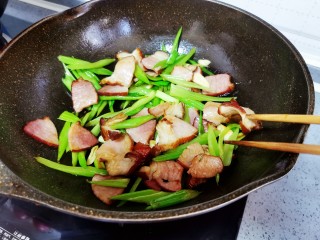 18、芹菜炒腊肉,快速翻炒均匀即可食用