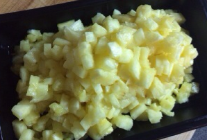 1、宝岛名吃——蓝莓凤梨酥 ,菠萝去皮切小粒