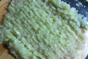 6、宝岛名吃——蓝莓凤梨酥 ,沥干水份晾凉后同样挤出水份，将挤干水份的冬瓜同样剁成蓉