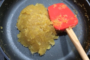 9、宝岛名吃——蓝莓凤梨酥 ,炒至汁水收干，呈金黄色即可