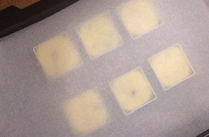 23、宝岛名吃——蓝莓凤梨酥 ,为了凤梨酥两面都比较整齐，我在表面盖上一层油纸，然后压了一只烤盘，这样烤制过程中就不会出现表面膨胀起来显得不规则