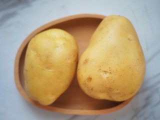 1、美式芝香薯条,准备食材，土豆两个，建议选用口感粉糯的土豆，更好吃。