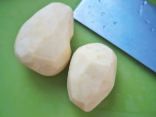 2、美式芝香薯条,将土豆去皮洗净。