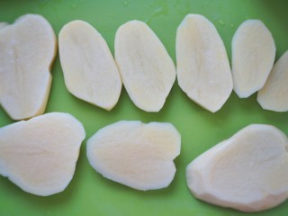 3、美式芝香薯条,如图先切成1cm左右的厚片。