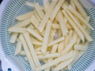 5、美式芝香薯条,入清水中浸泡30分钟，泡去土豆本身的淀粉。