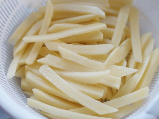 6、美式芝香薯条,浸泡后的土豆条捞出沥水。