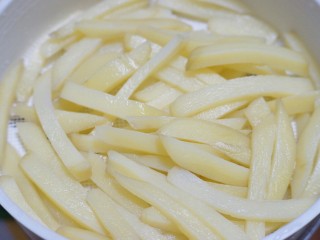 8、美式芝香薯条,捞出沥水。