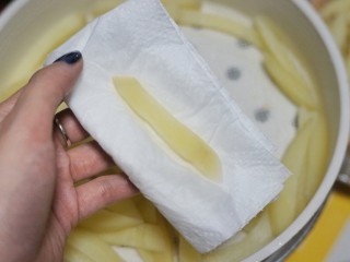 9、美式芝香薯条,用厨房纸巾擦去表面水分。