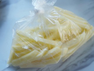 10、美式芝香薯条,放入保鲜袋中扎紧，放冰箱冷冻。半成品就完成啦！随吃随炸。