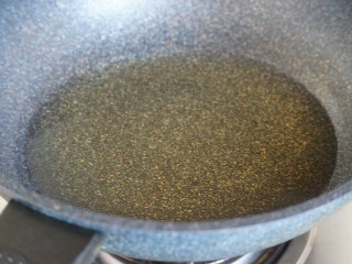 11、美式芝香薯条,锅中加入适量玉米油，中火加热2分钟。