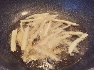12、美式芝香薯条,沿锅边缓缓加入速冻过的土豆条，炸至金黄捞出沥油即可。