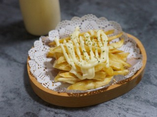 13、美式芝香薯条,挤上奶香芝士酱，撒上少许欧芹碎，趁热食用吧～