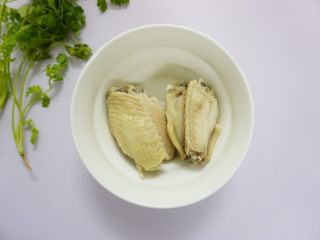 3、鹰嘴豆焖鸡翅,鸡翅凉水下锅灼一下水，沥干水分。