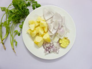 4、鹰嘴豆焖鸡翅,把苹果、洋葱切小块，留一小部分洋葱切丁。