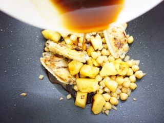 9、鹰嘴豆焖鸡翅,除了盐以外，把全部酱料混合倒入。