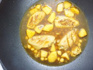 10、鹰嘴豆焖鸡翅,倒入开水，水量以没过全部材料为宜。