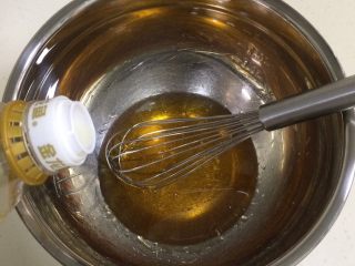 2、蔓越莓椰蓉月饼,加入花生油，继续搅拌。