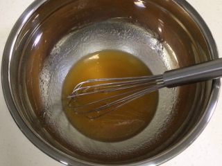 3、蔓越莓椰蓉月饼,搅拌至完全混入糖浆。